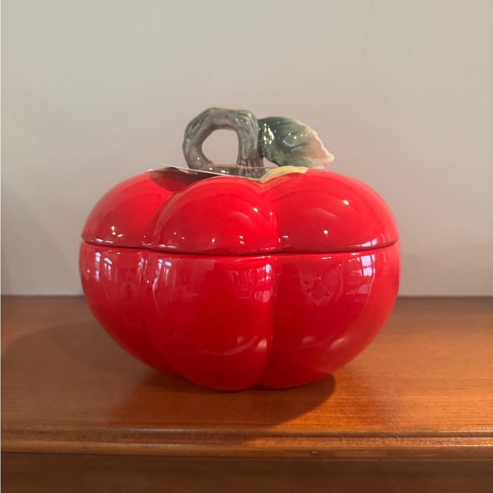 CORNER RUBY BRIGHT RED TOMATO CERAMIC CASSEROLE DISH NEW